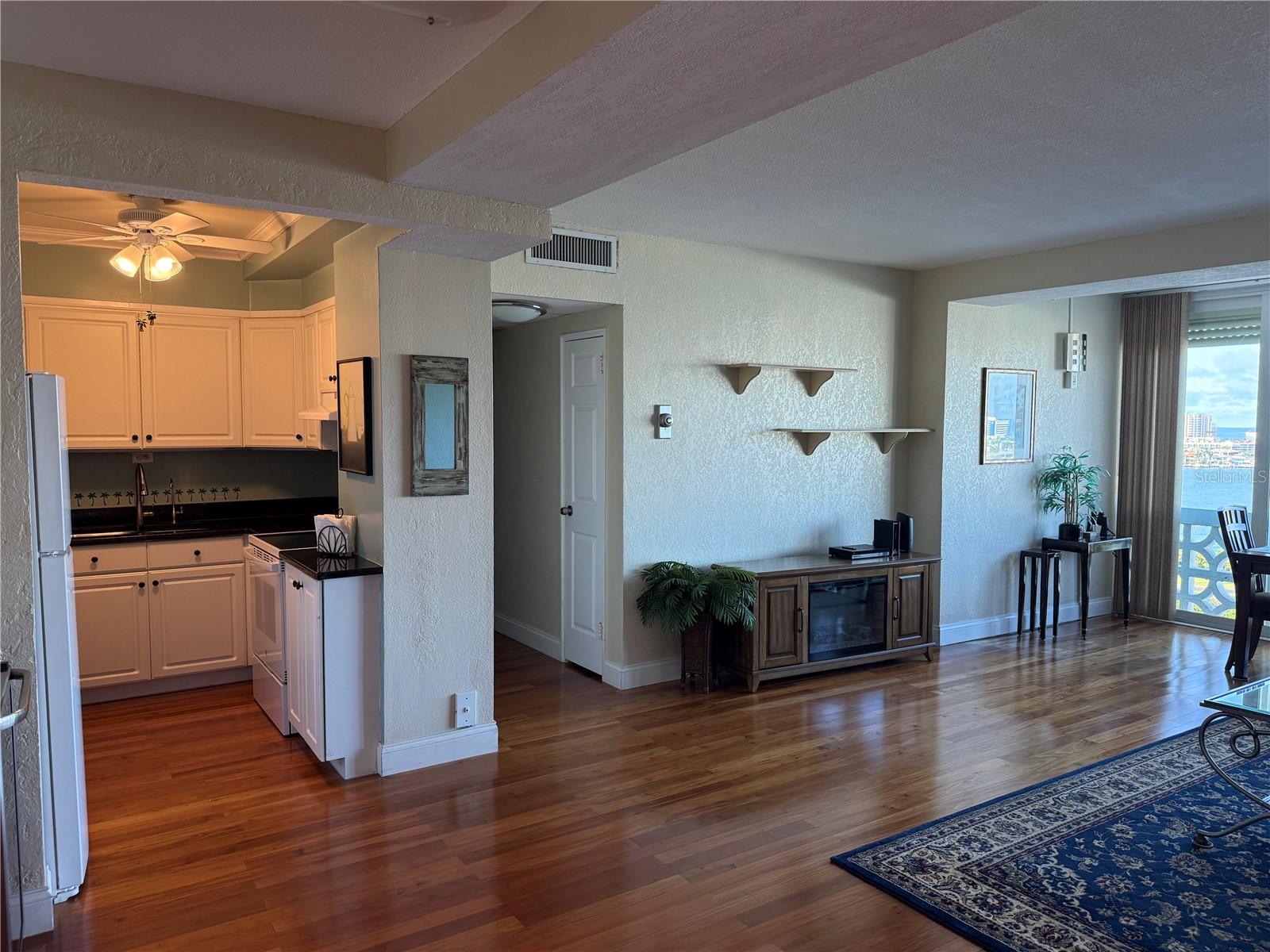 Image 5 of 38 For 31 Island Way 1107