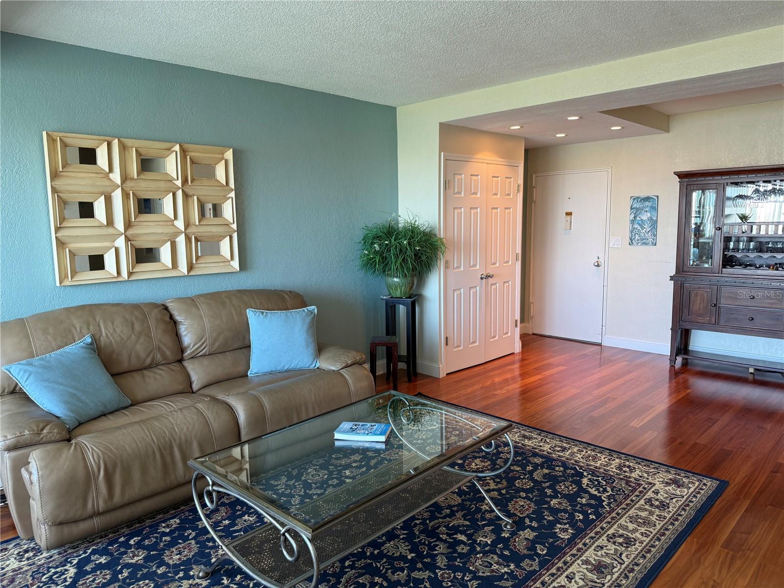 Image 6 of 38 For 31 Island Way 1107