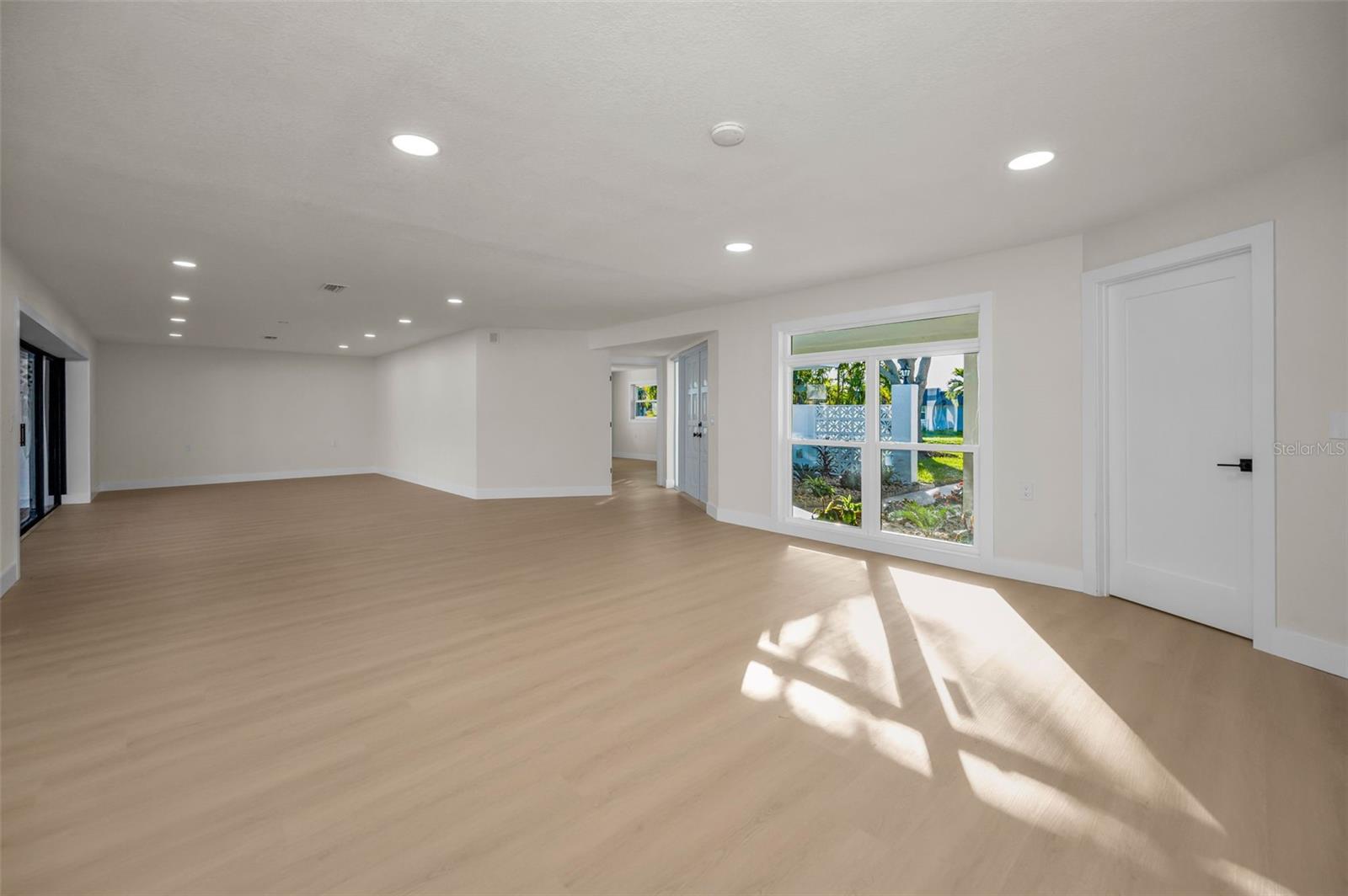 Image 7 of 38 For 1695 Clearwater Harbor Drive