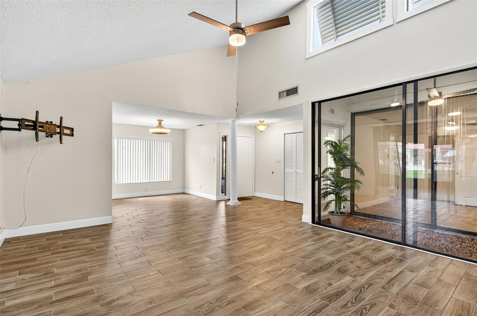 Image 24 of 55 For 107 Seville Court N