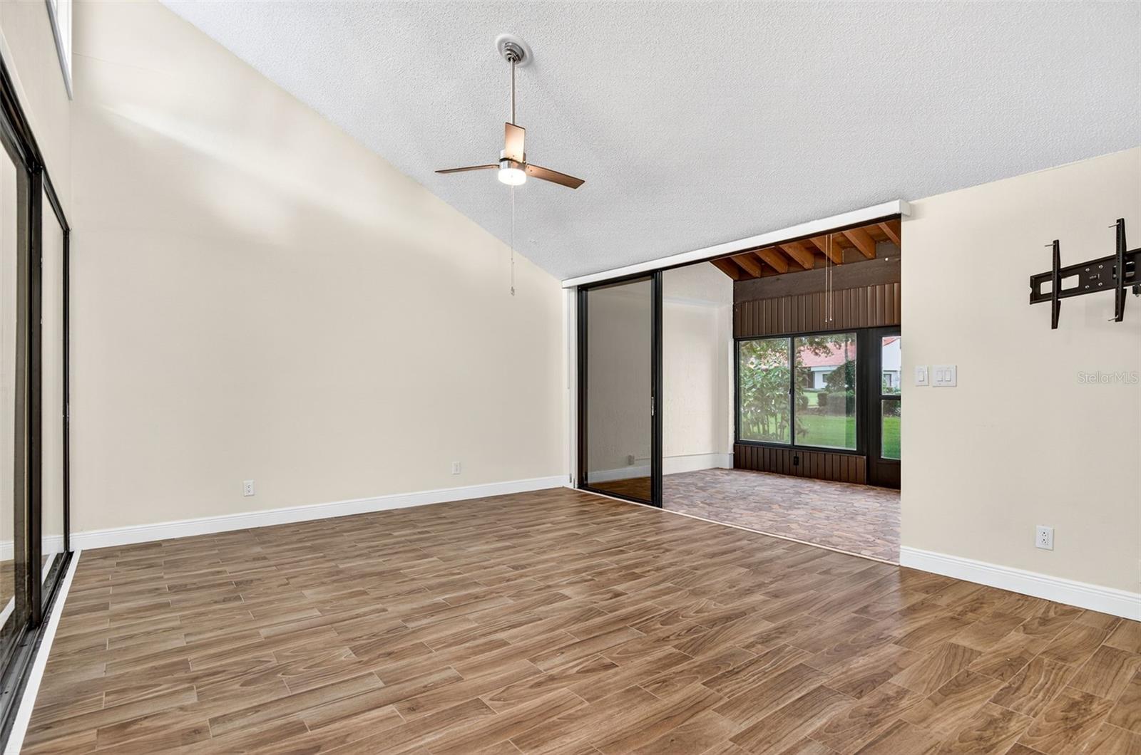 Image 25 of 55 For 107 Seville Court N