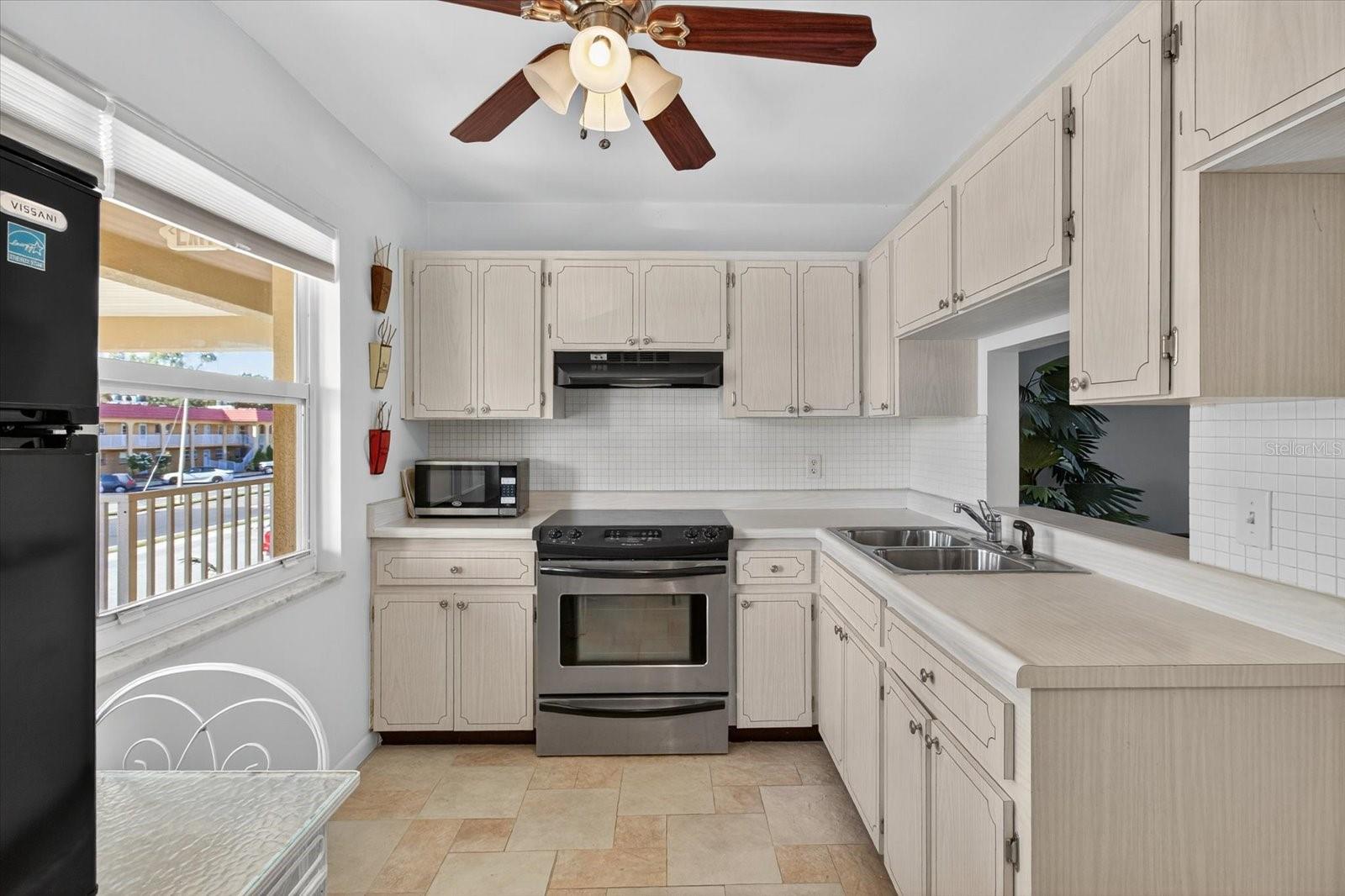 Image 4 of 30 For 1301 Hercules Avenue 22