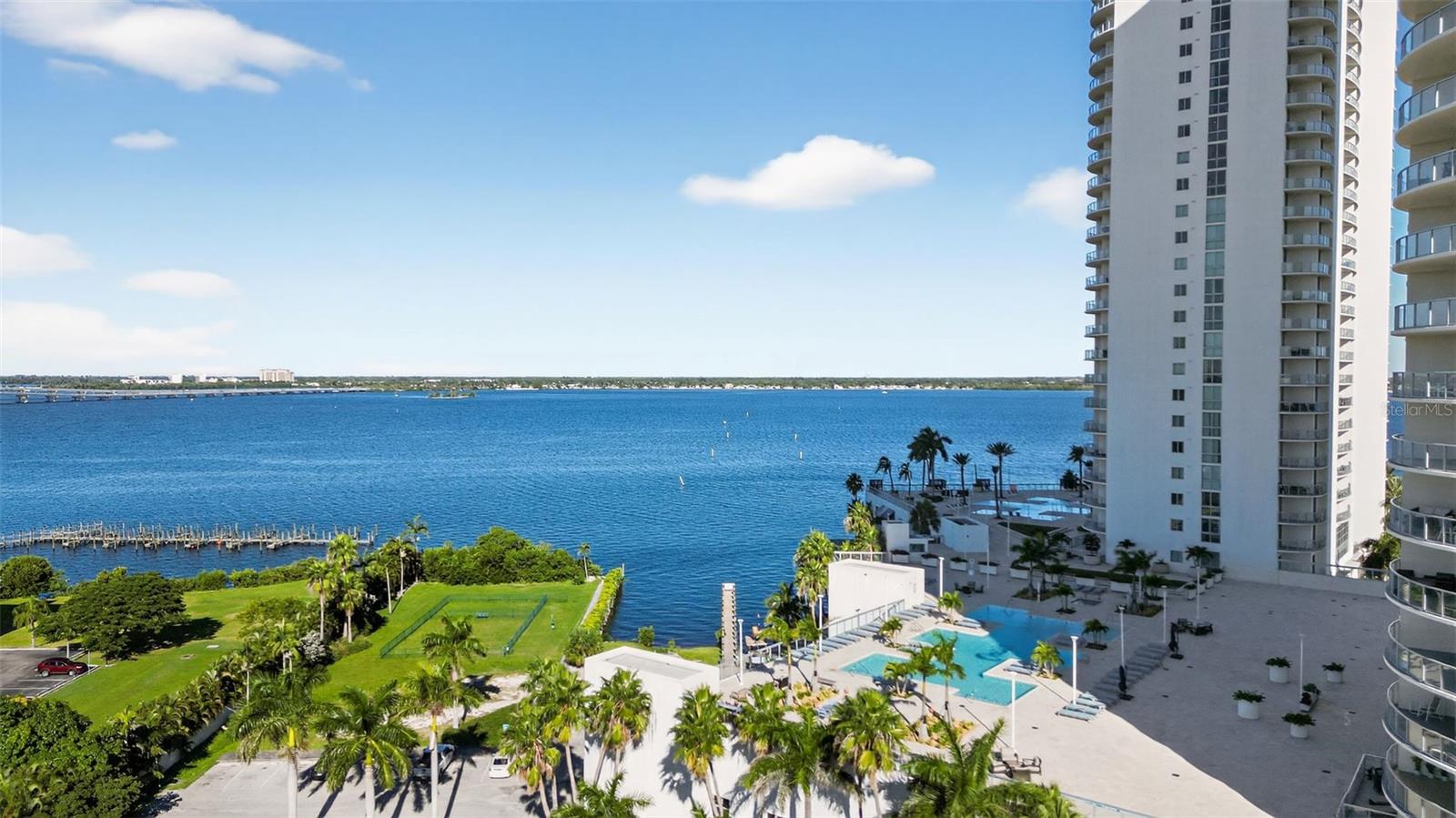 Image 16 of 39 For 3000 Oasis Grand Boulevard 1704