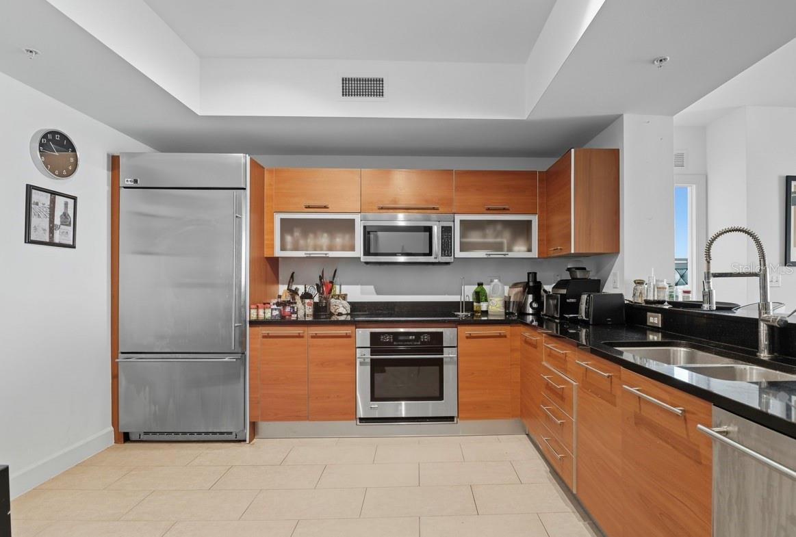 Image 2 of 11 For 3000 Oasis Grand Boulevard 1704