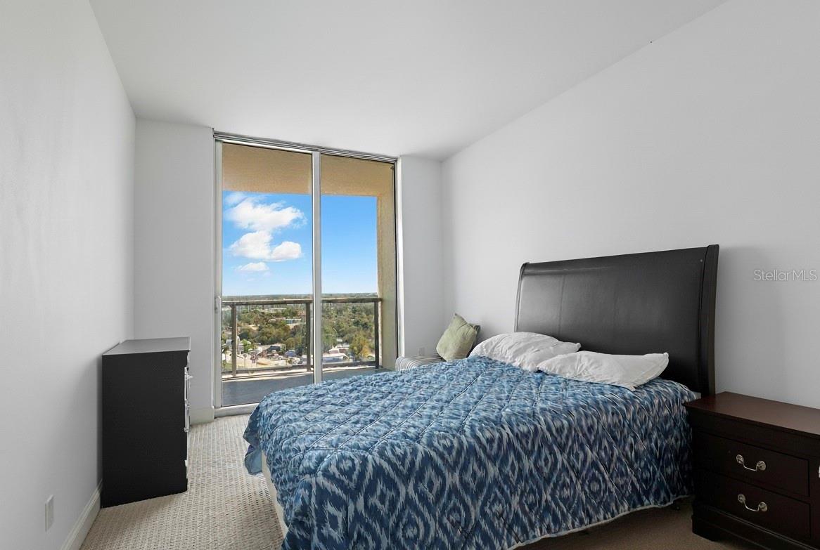 Image 4 of 11 For 3000 Oasis Grand Boulevard 1704