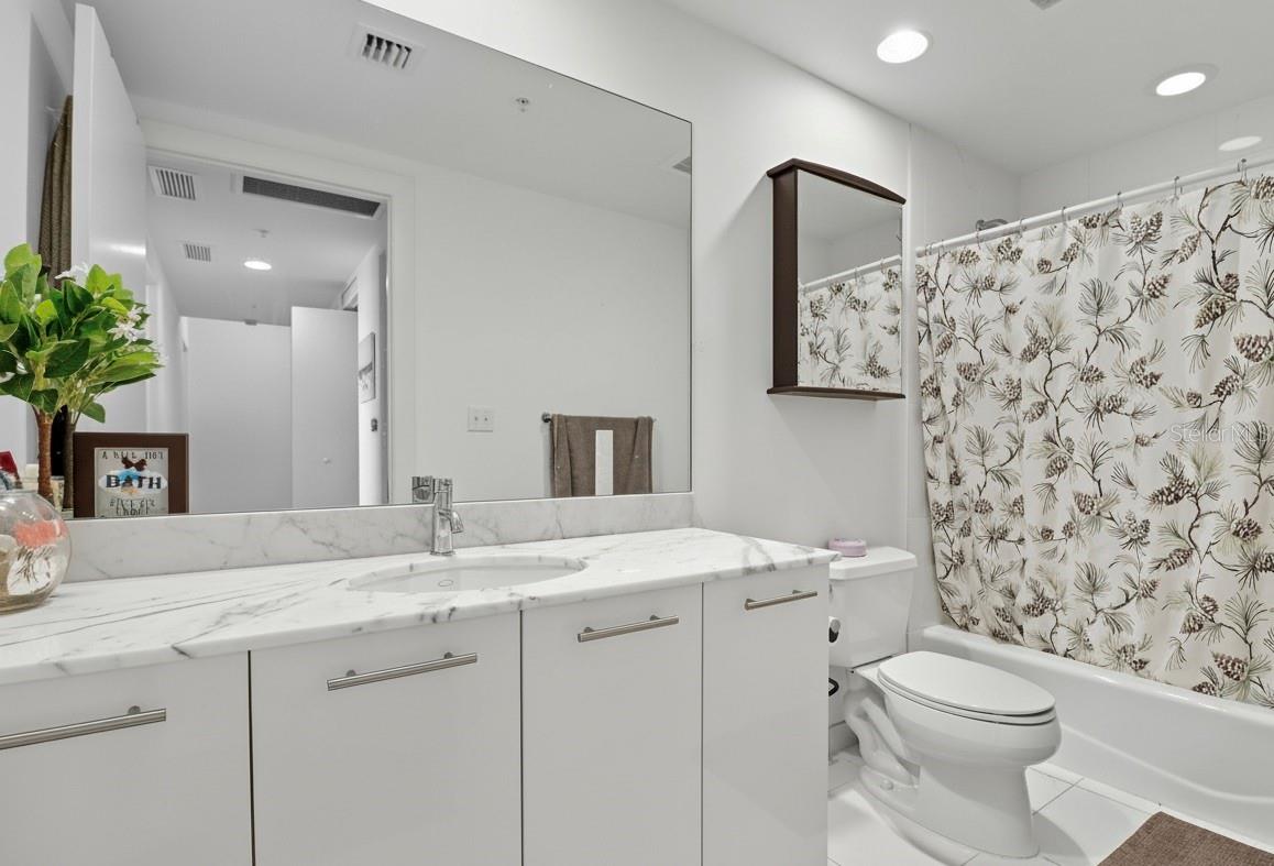 Image 6 of 11 For 3000 Oasis Grand Boulevard 1704