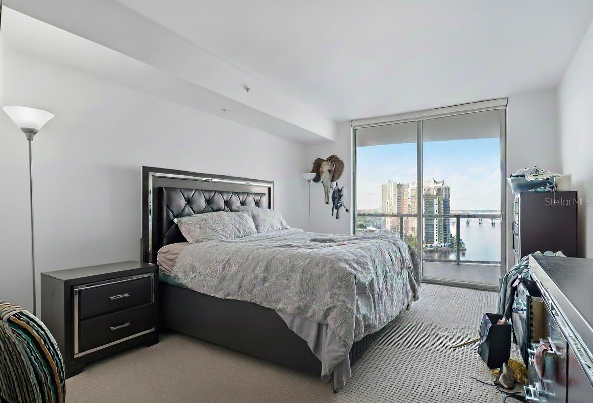 Image 8 of 11 For 3000 Oasis Grand Boulevard 1704