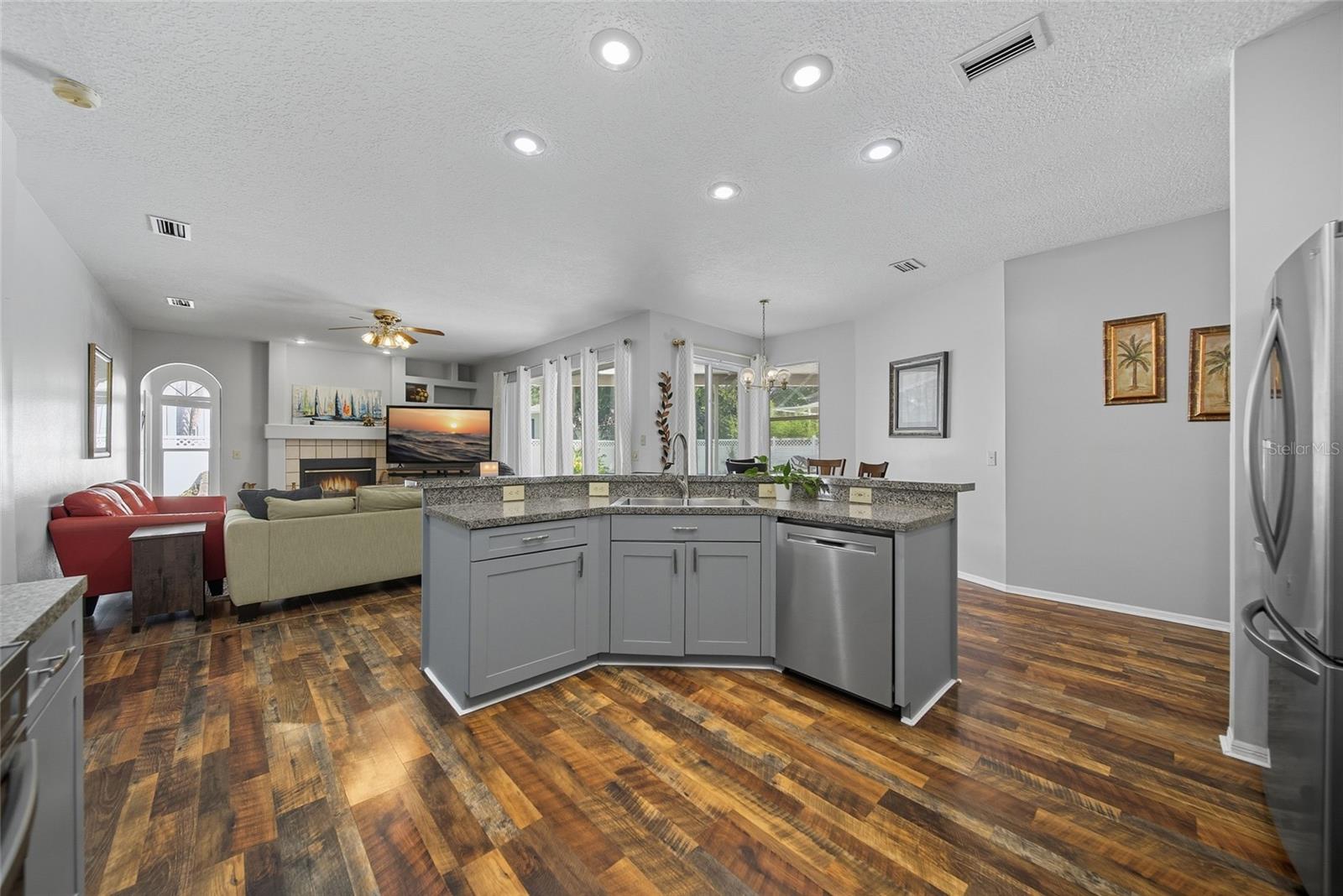 Listing photo id 5 for 9305 Wellington Park Circle