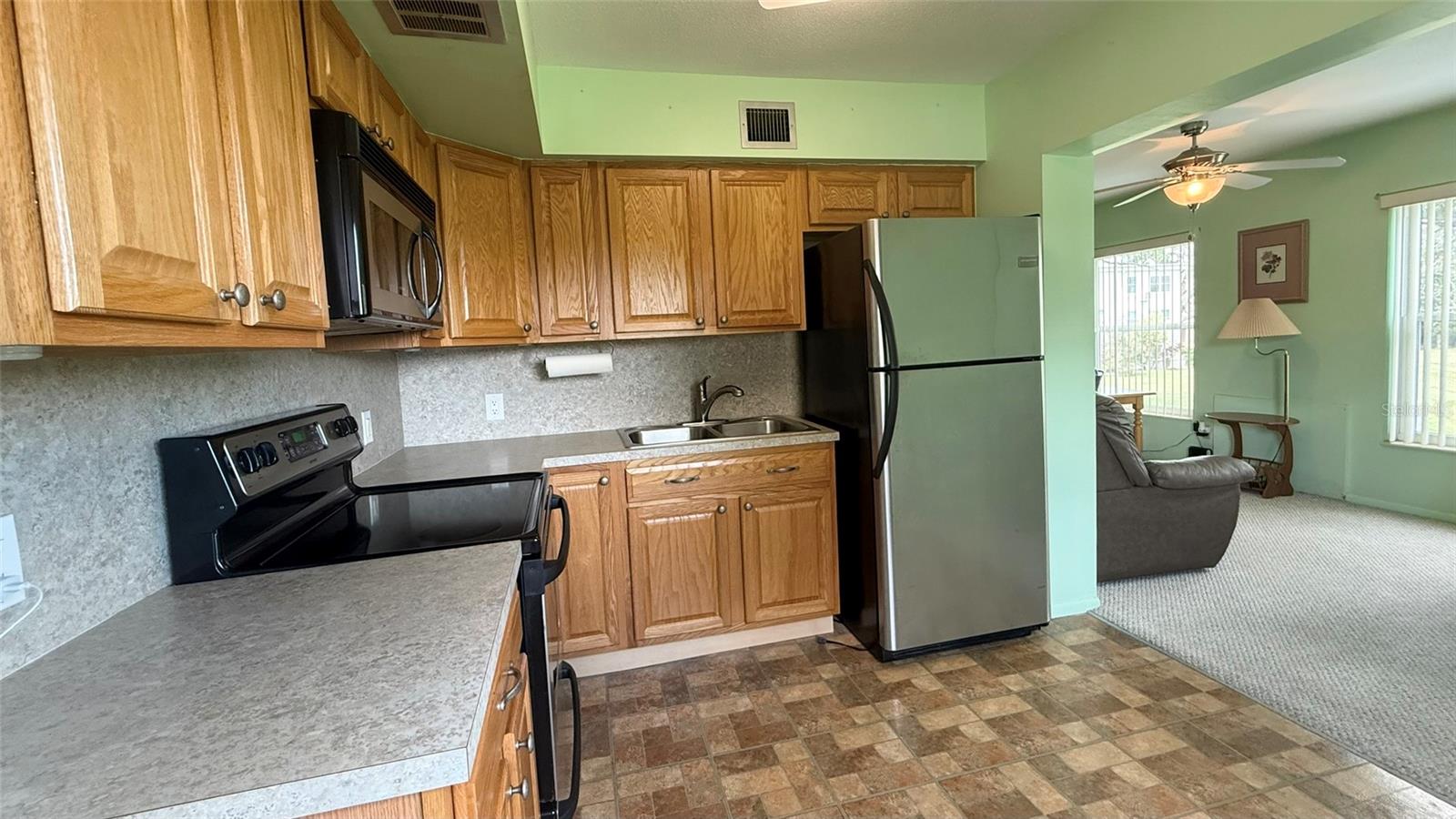 Listing photo id 8 for 2460 Canadian Way 48