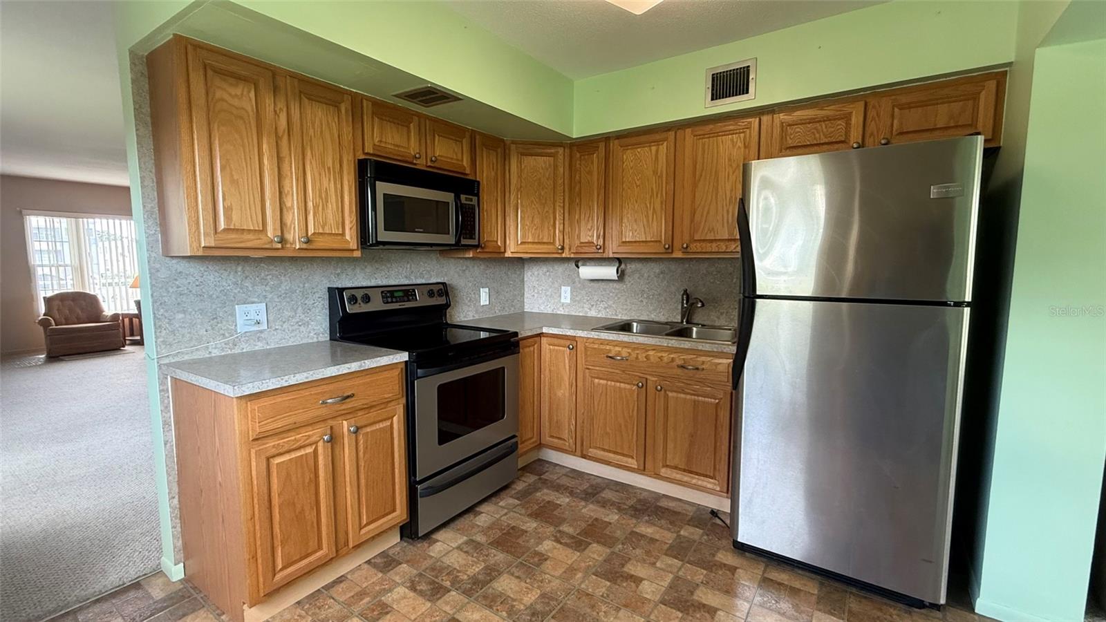 Listing photo id 7 for 2460 Canadian Way 48