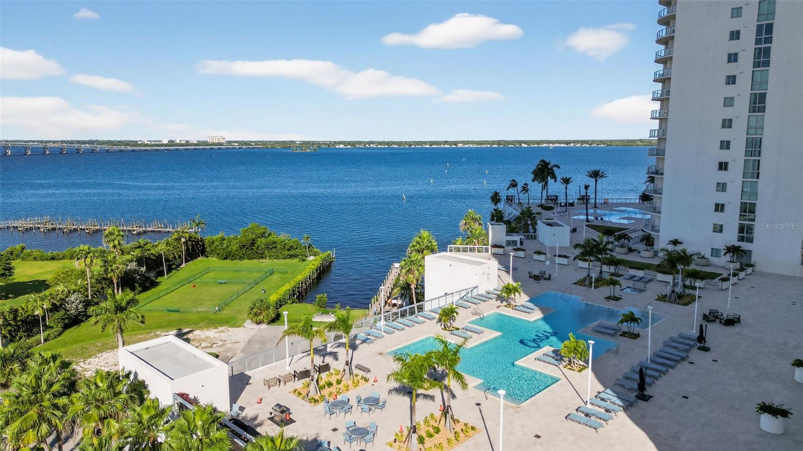 Image 18 of 39 For 3000 Oasis Grand Boulevard 2702