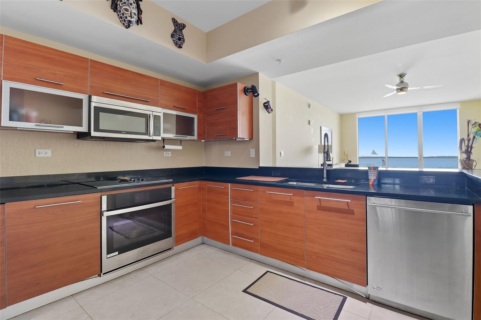 Image 2 of 12 For 3000 Oasis Grand Boulevard 2702