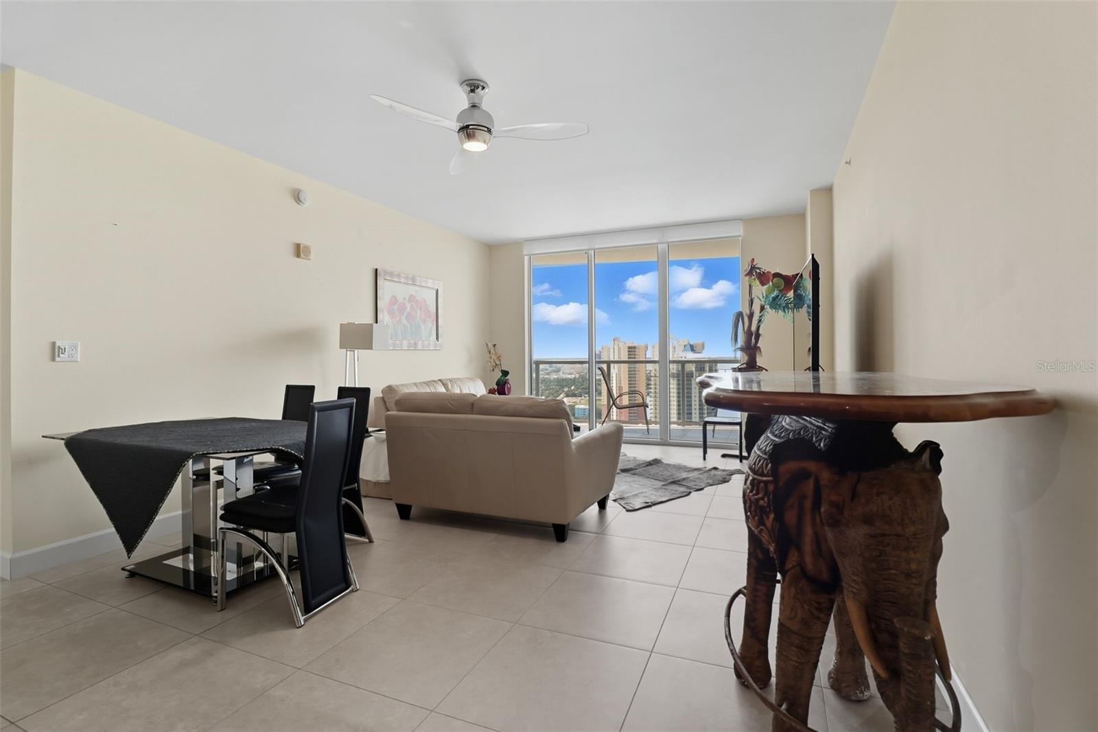 Image 3 of 12 For 3000 Oasis Grand Boulevard 2702