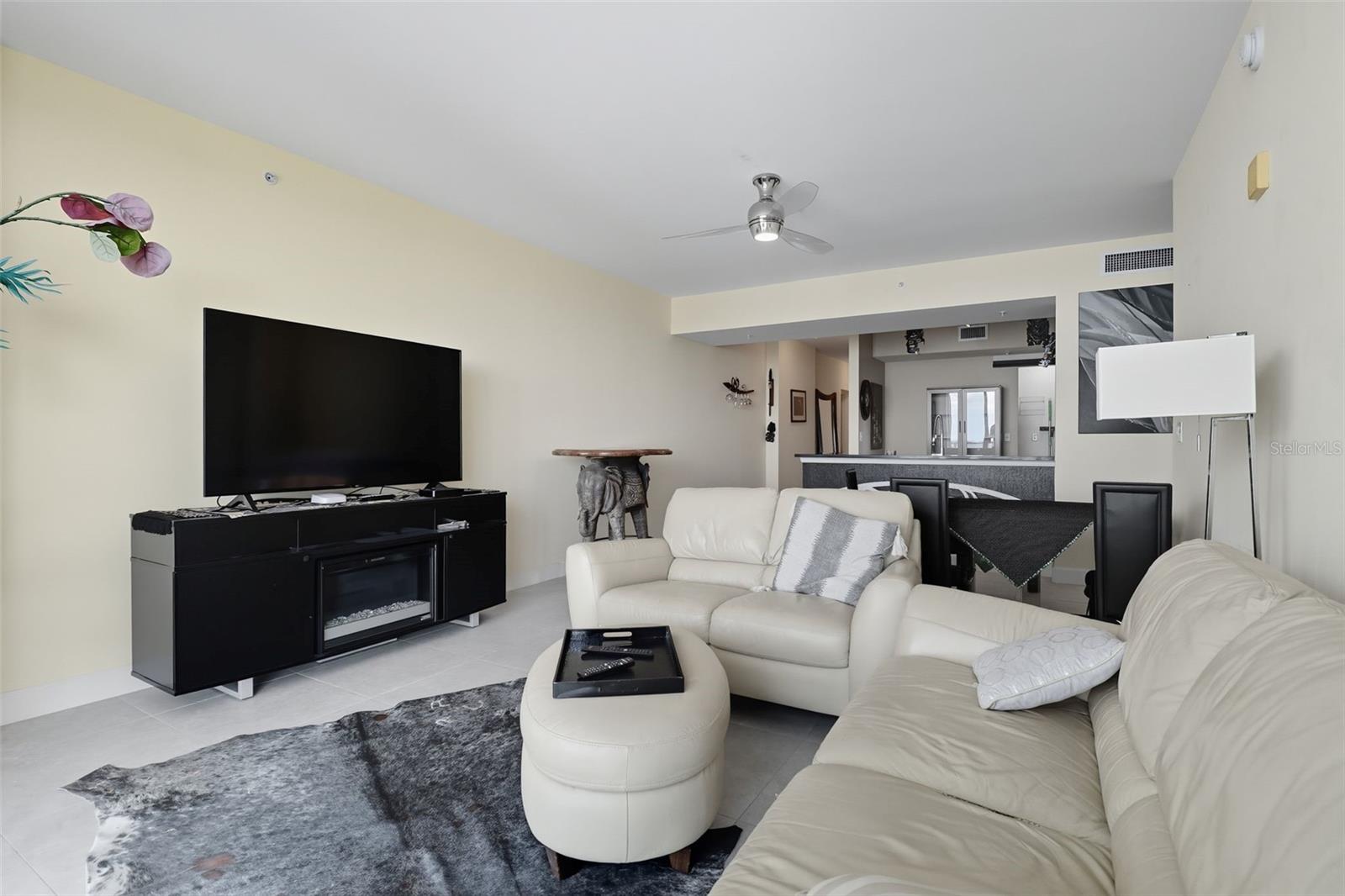 Image 4 of 12 For 3000 Oasis Grand Boulevard 2702
