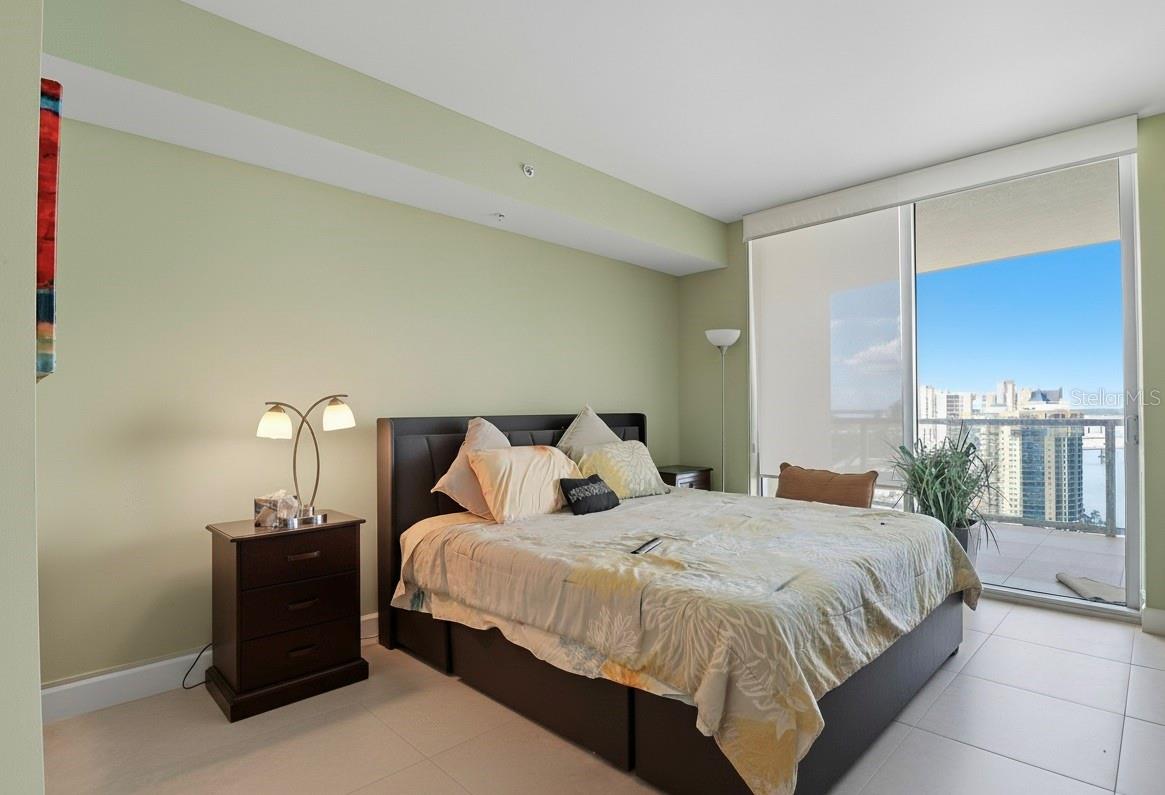 Image 5 of 12 For 3000 Oasis Grand Boulevard 2702
