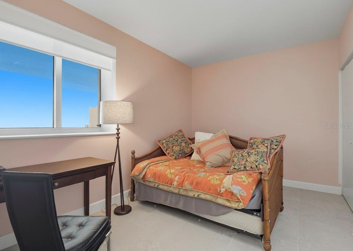 Image 8 of 12 For 3000 Oasis Grand Boulevard 2702