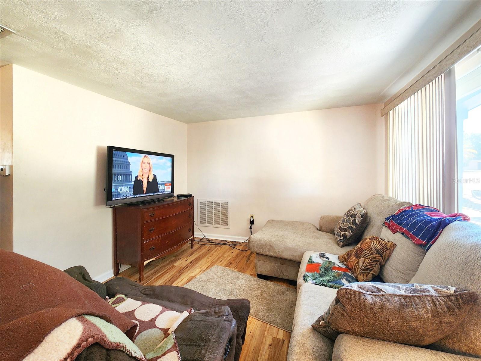Image 13 of 44 For 3520 Overland Drive