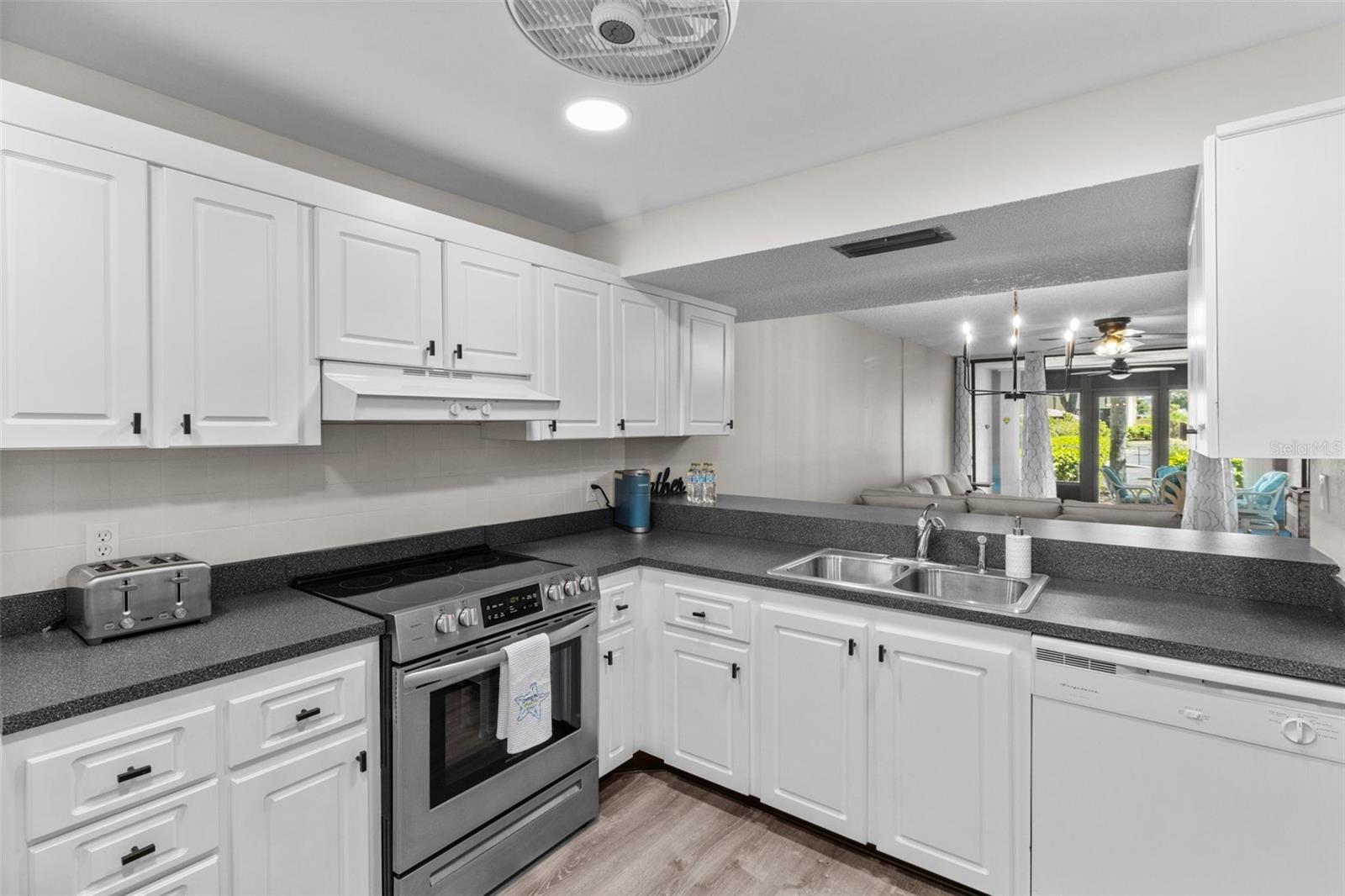 Image 6 of 40 For 11945 143rd Street 7119