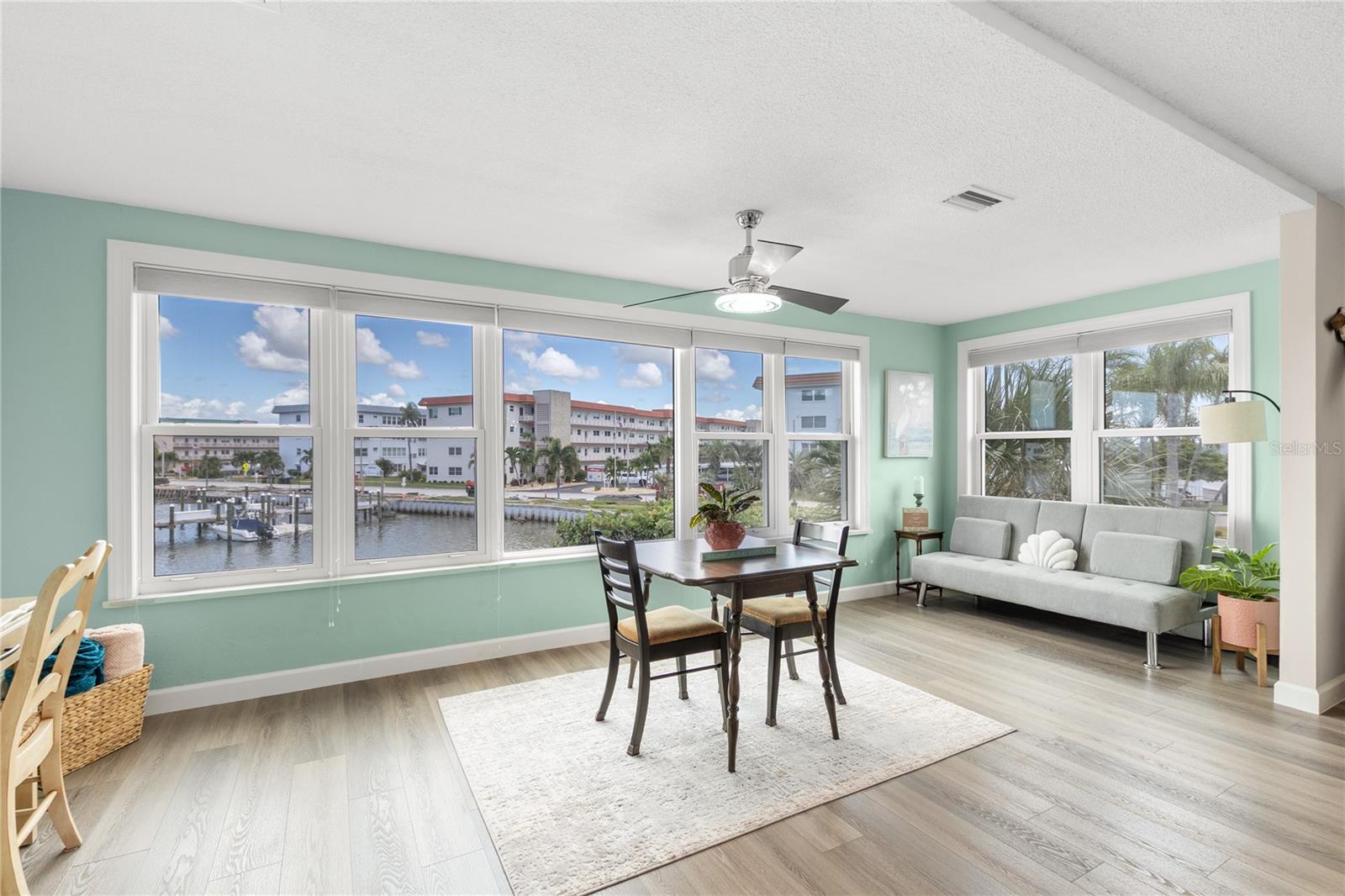 Image 11 of 39 For 5925 Shore Boulevard S 215