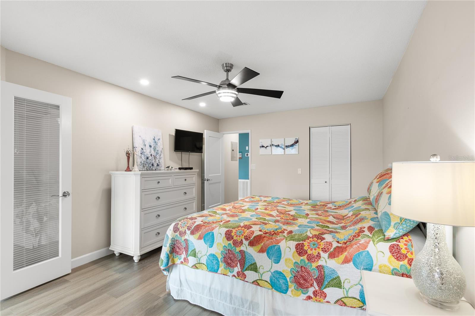Image 15 of 39 For 5925 Shore Boulevard S 215