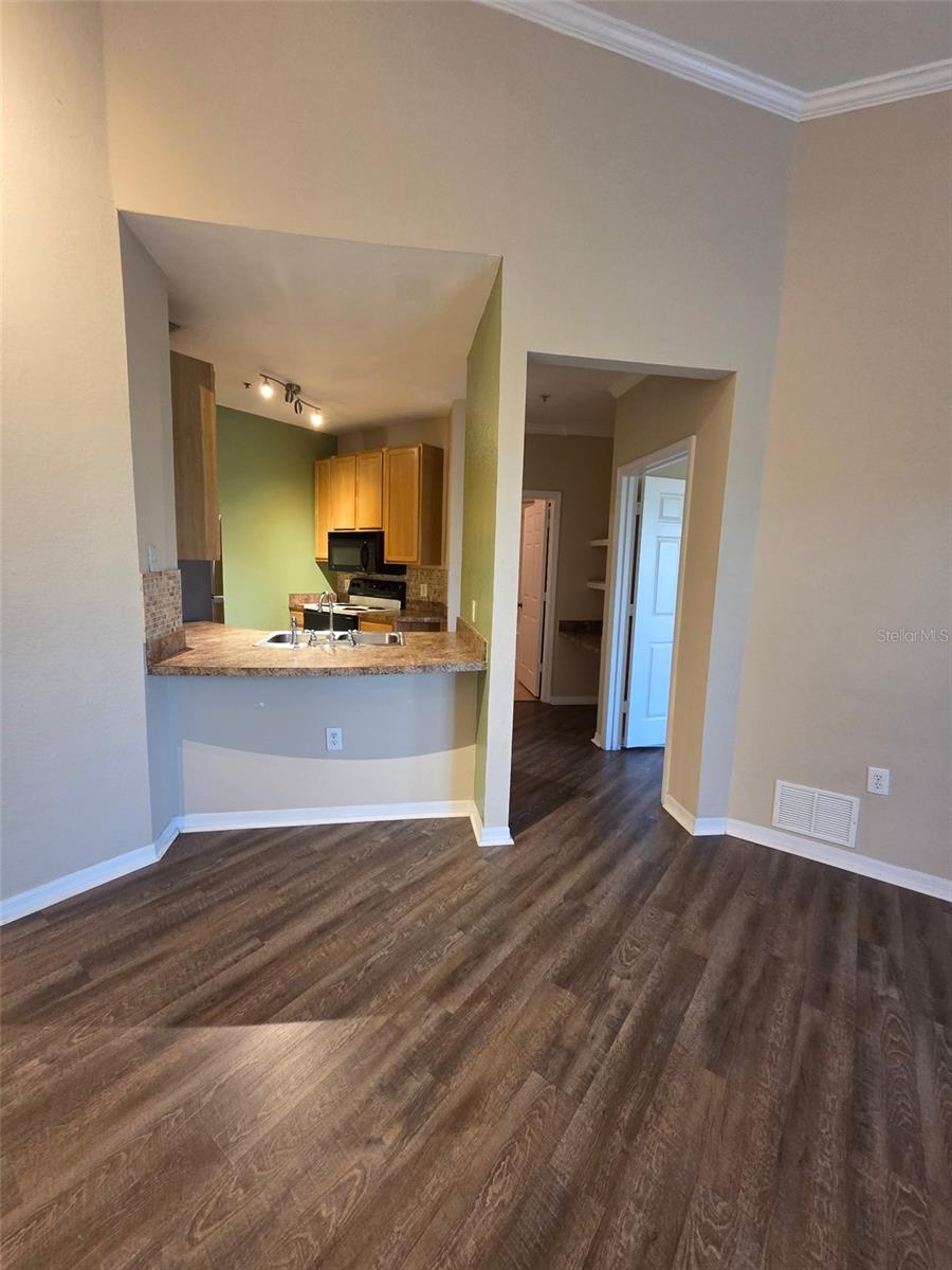 Image 3 of 10 For 10106 Courtney Oaks Circle 301