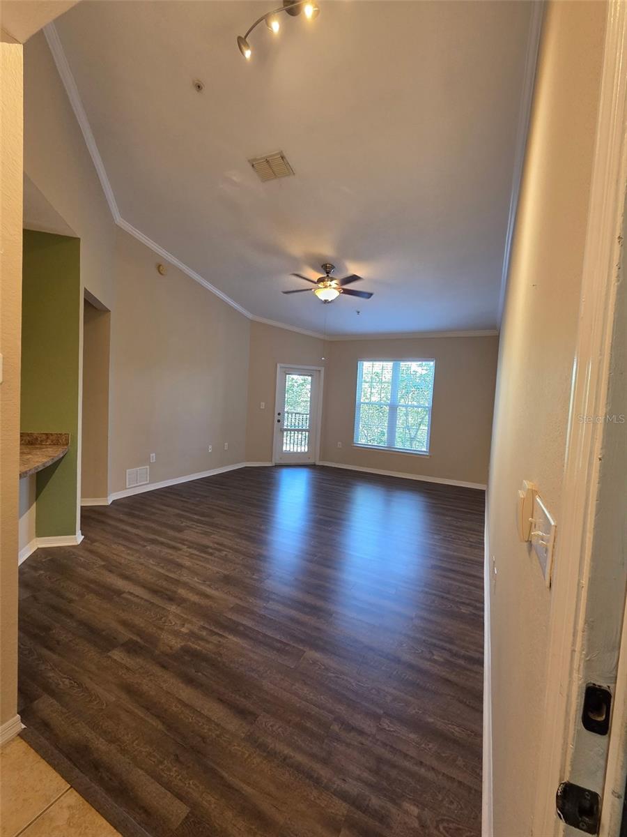 Image 4 of 10 For 10106 Courtney Oaks Circle 301