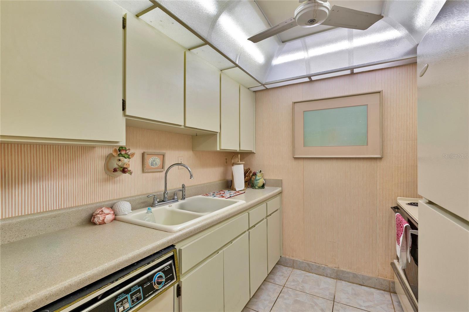 Image 16 of 37 For 12760 Indian Rocks Road 516