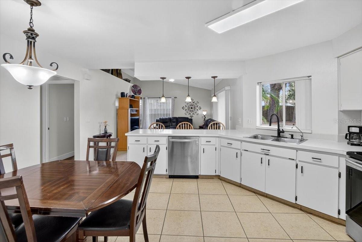 Listing photo id 15 for 1701 Staysail Drive