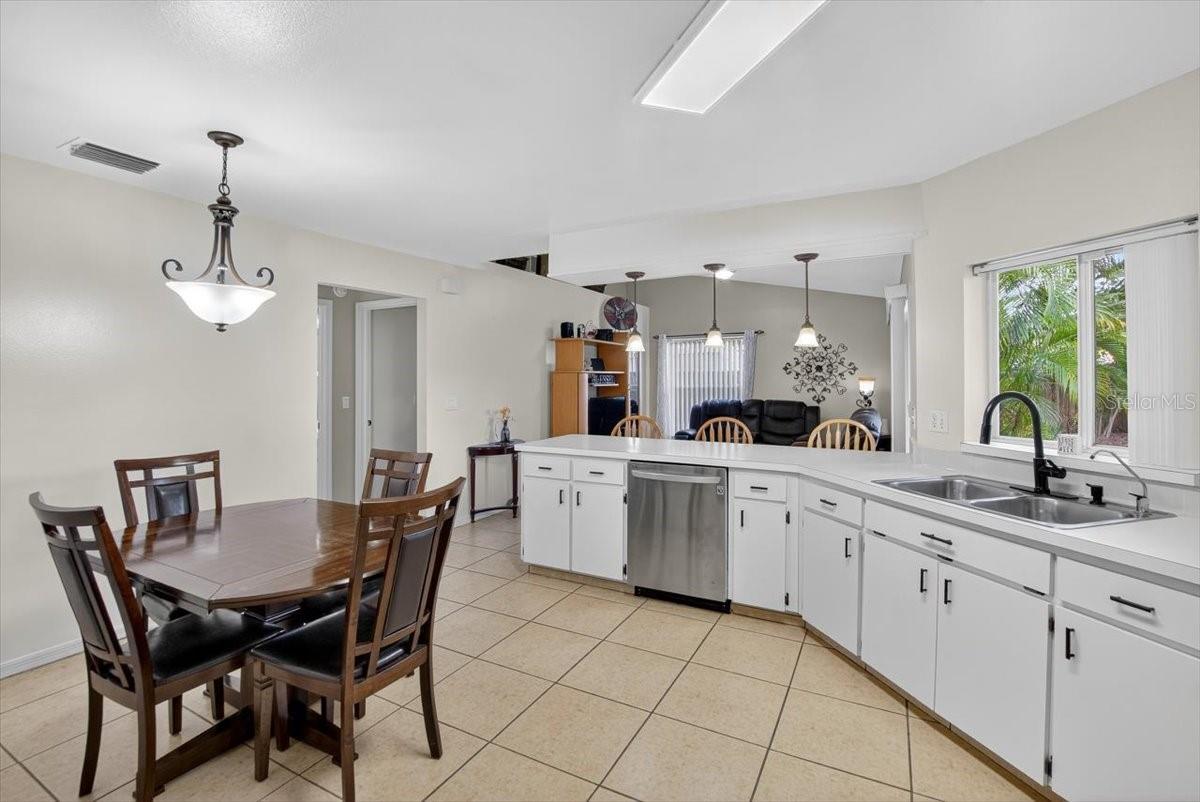 Listing photo id 16 for 1701 Staysail Drive