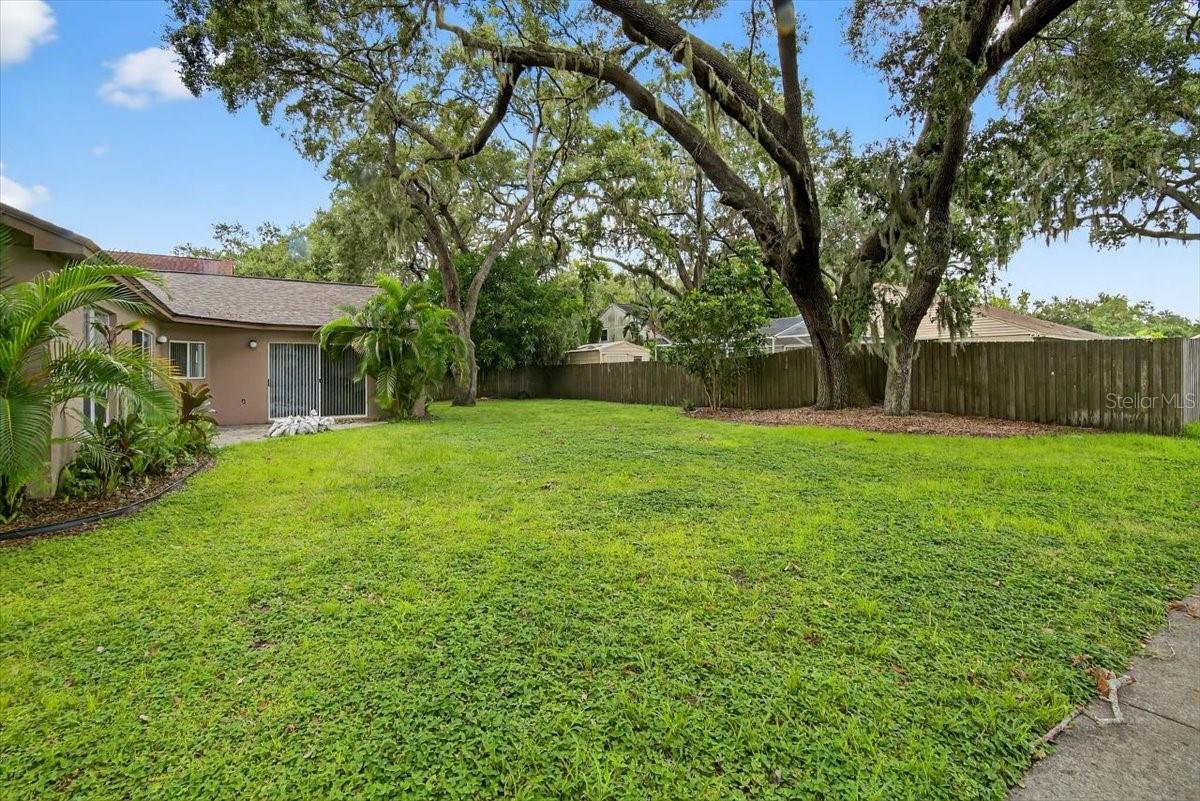 Listing photo id 59 for 1701 Staysail Drive