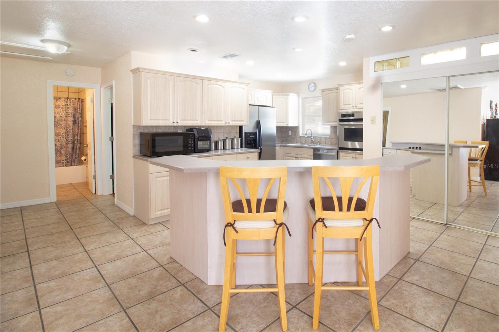 Image 11 of 38 For 527 Glenoak Street N