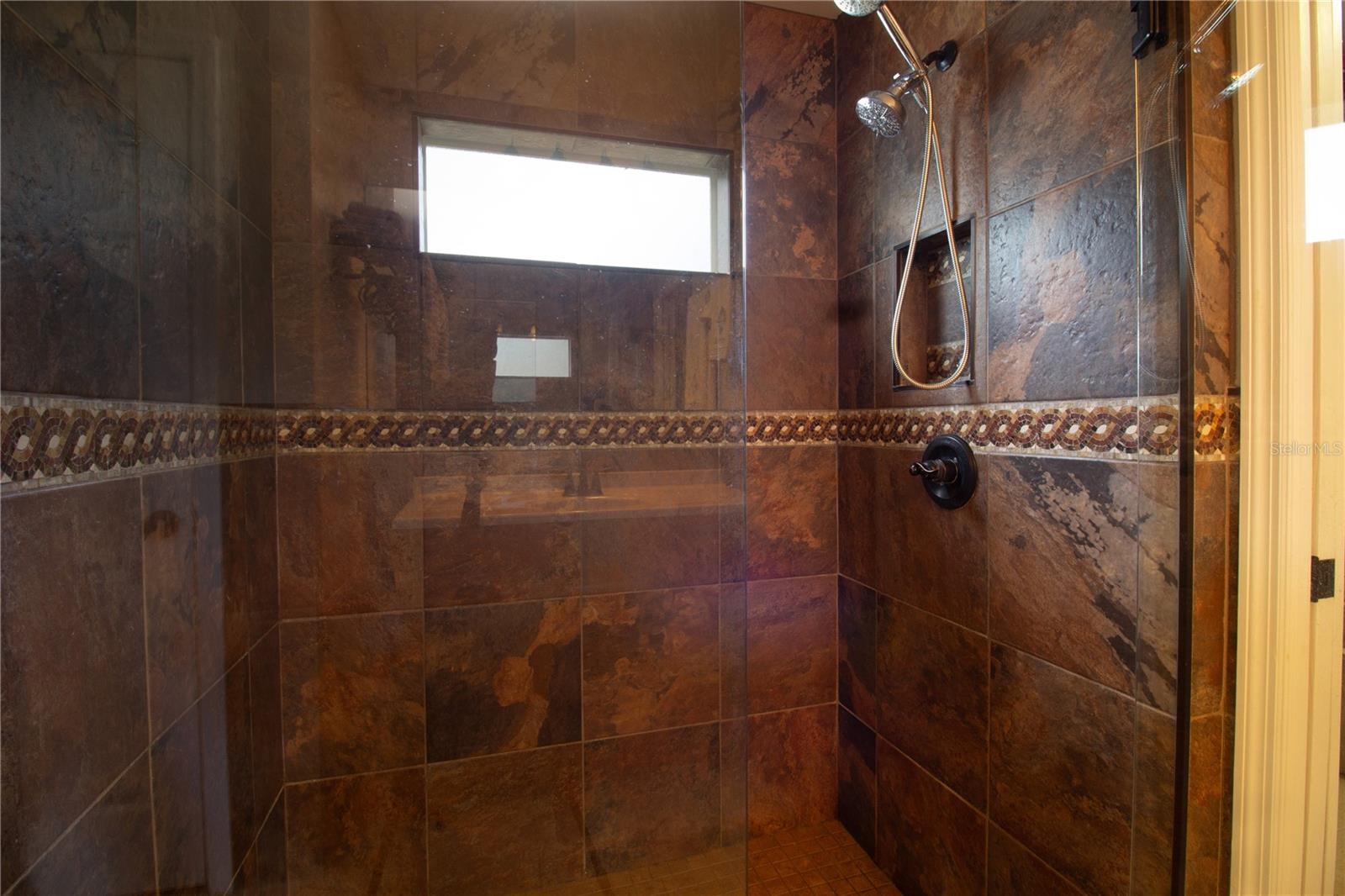Image 18 of 38 For 527 Glenoak Street N