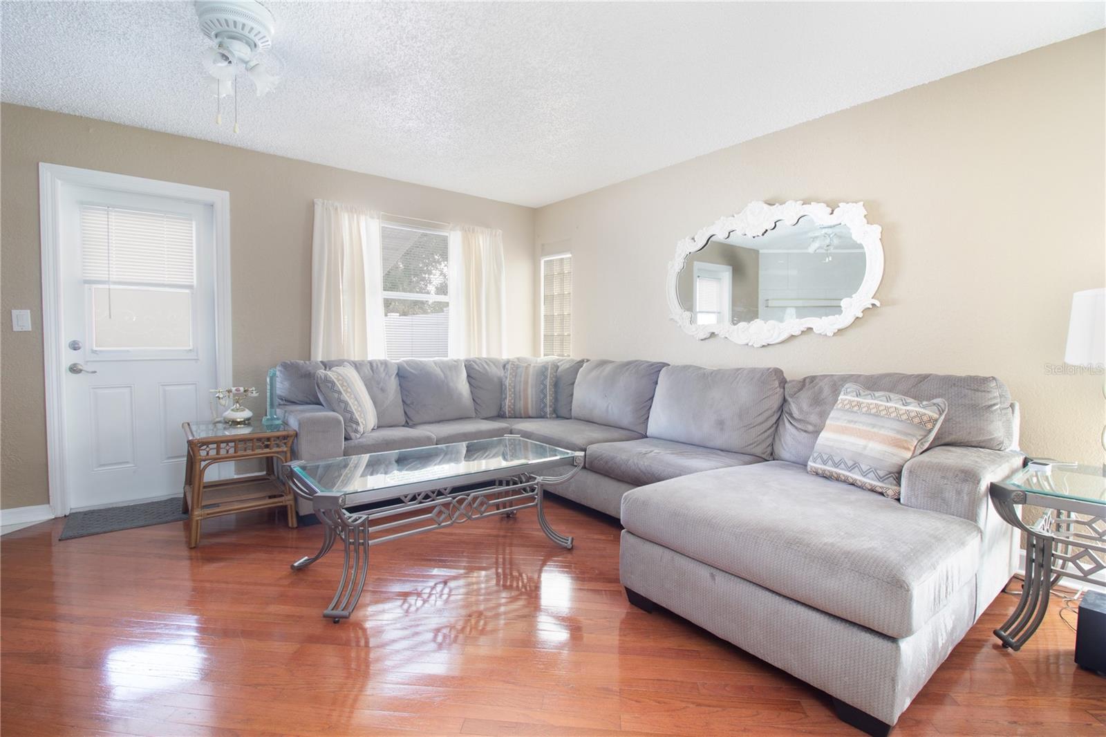 Image 2 of 38 For 527 Glenoak Street N