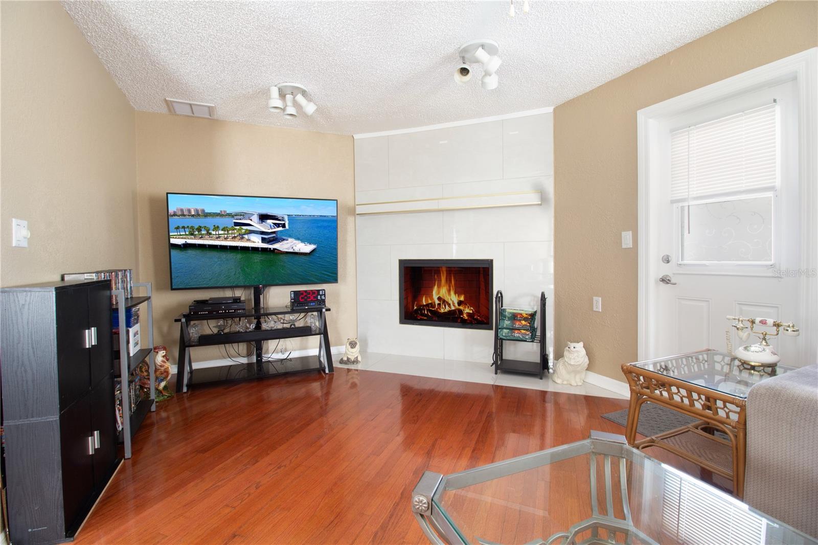 Image 3 of 38 For 527 Glenoak Street N