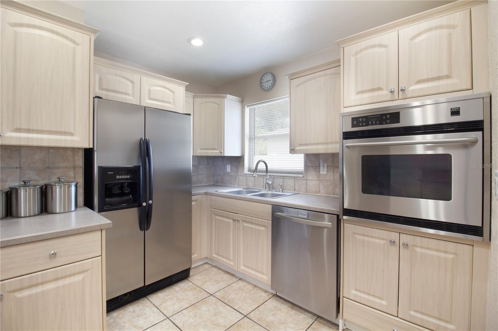 Image 8 of 38 For 527 Glenoak Street N