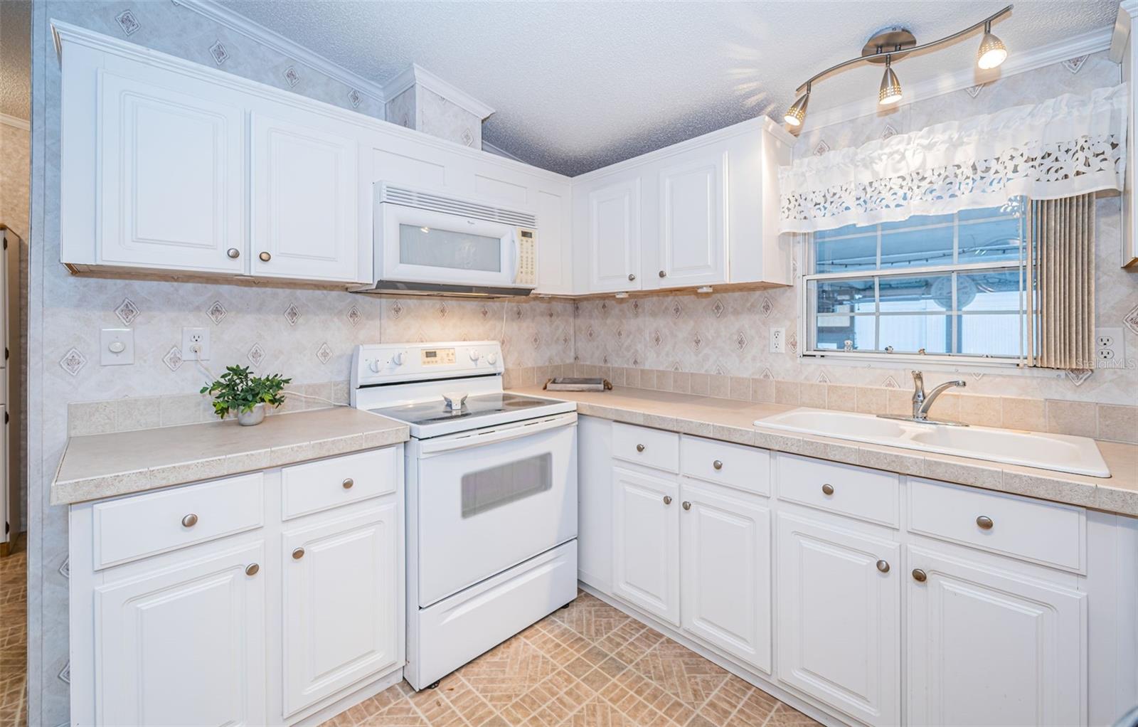 Image 22 of 62 For 3536 Kauna Point Drive