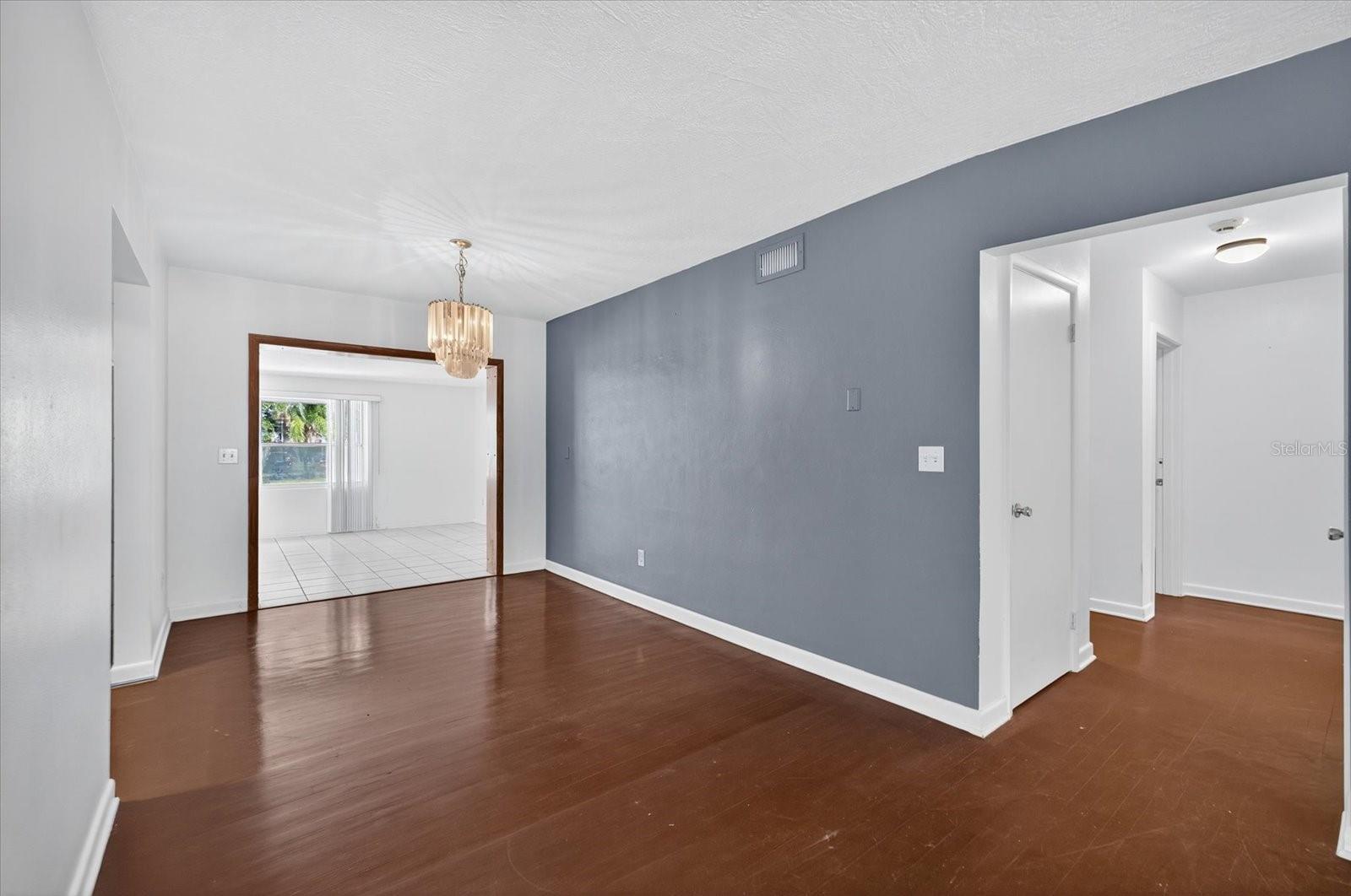 Image 19 of 38 For 215 Edgewater Drive