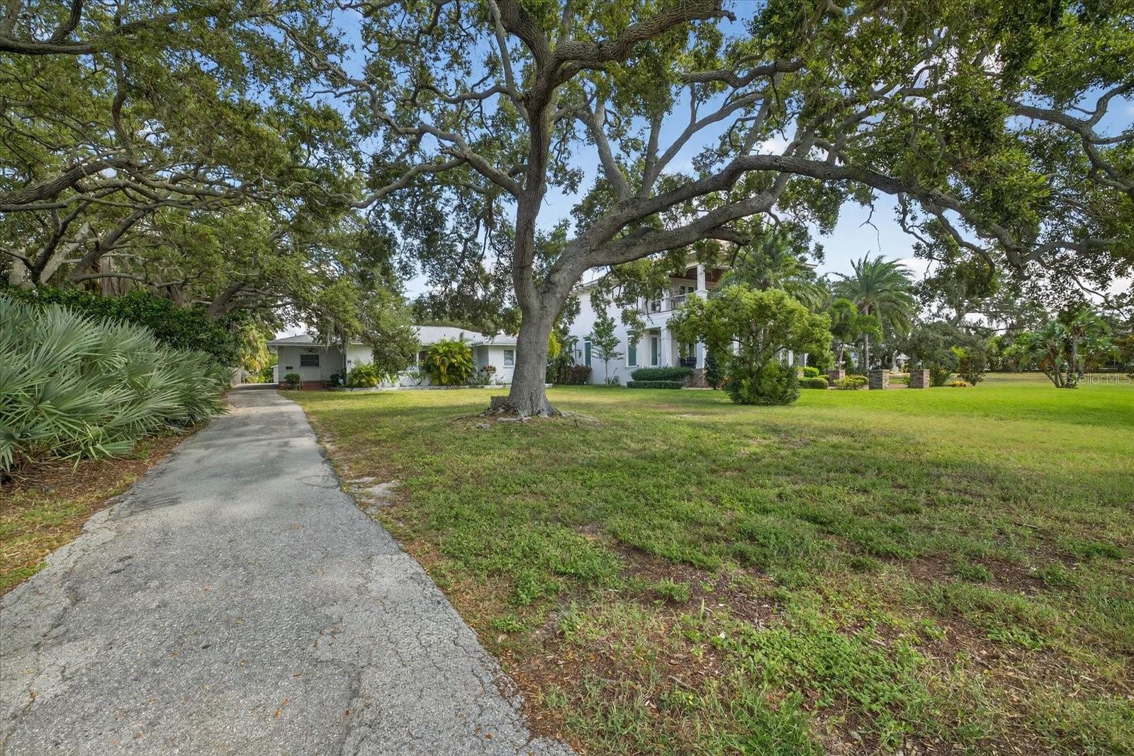 Image 7 of 38 For 215 Edgewater Drive