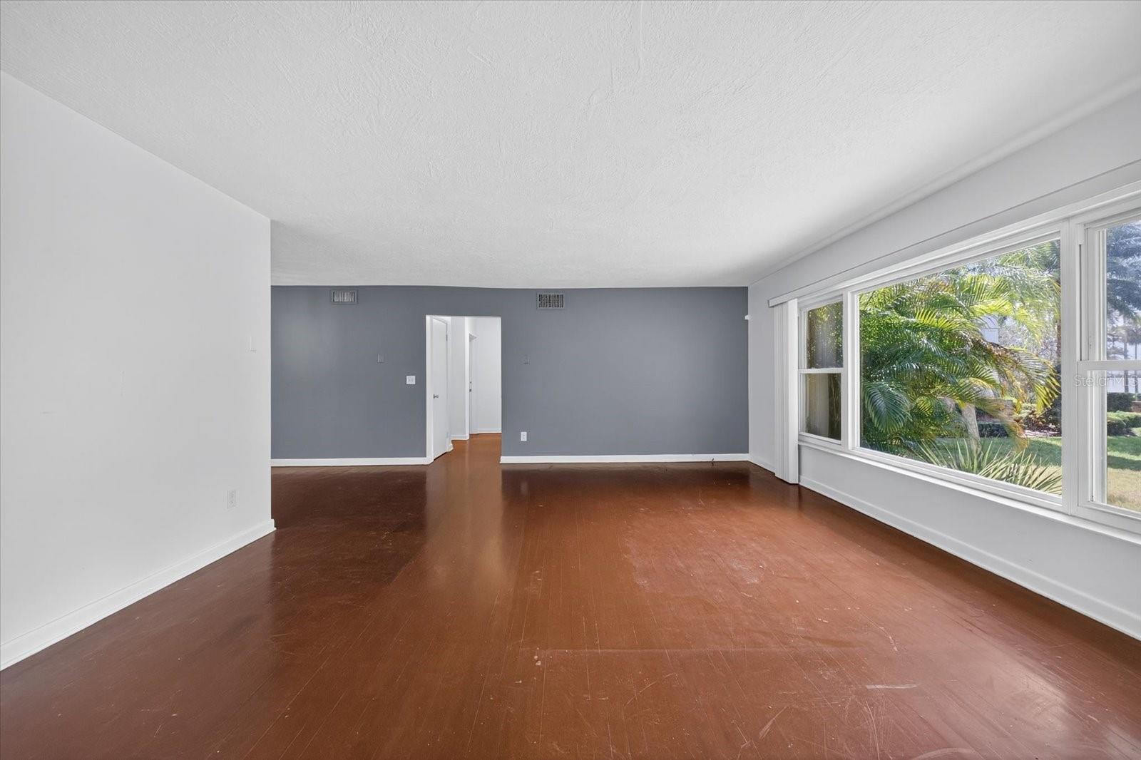 Image 9 of 38 For 215 Edgewater Drive