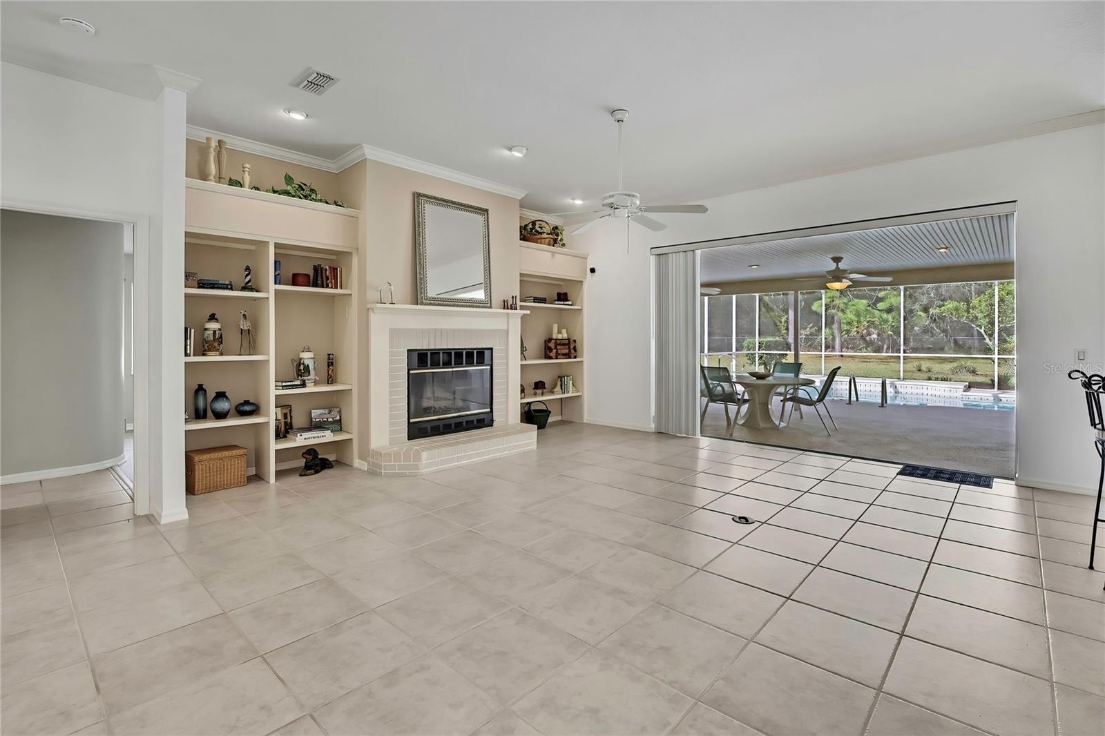 Listing photo id 13 for 3275 Daffodil Drive