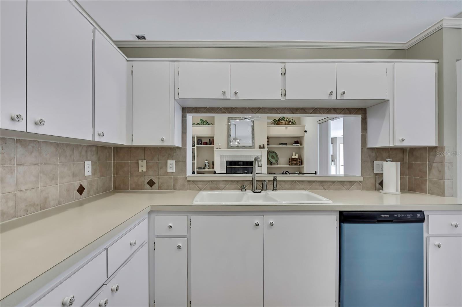 Listing photo id 22 for 3275 Daffodil Drive
