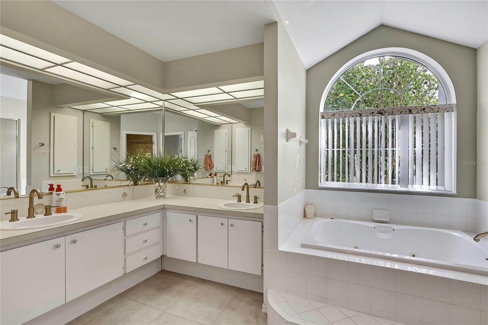 Listing photo id 29 for 3275 Daffodil Drive