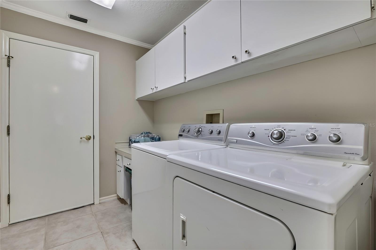Listing photo id 41 for 3275 Daffodil Drive