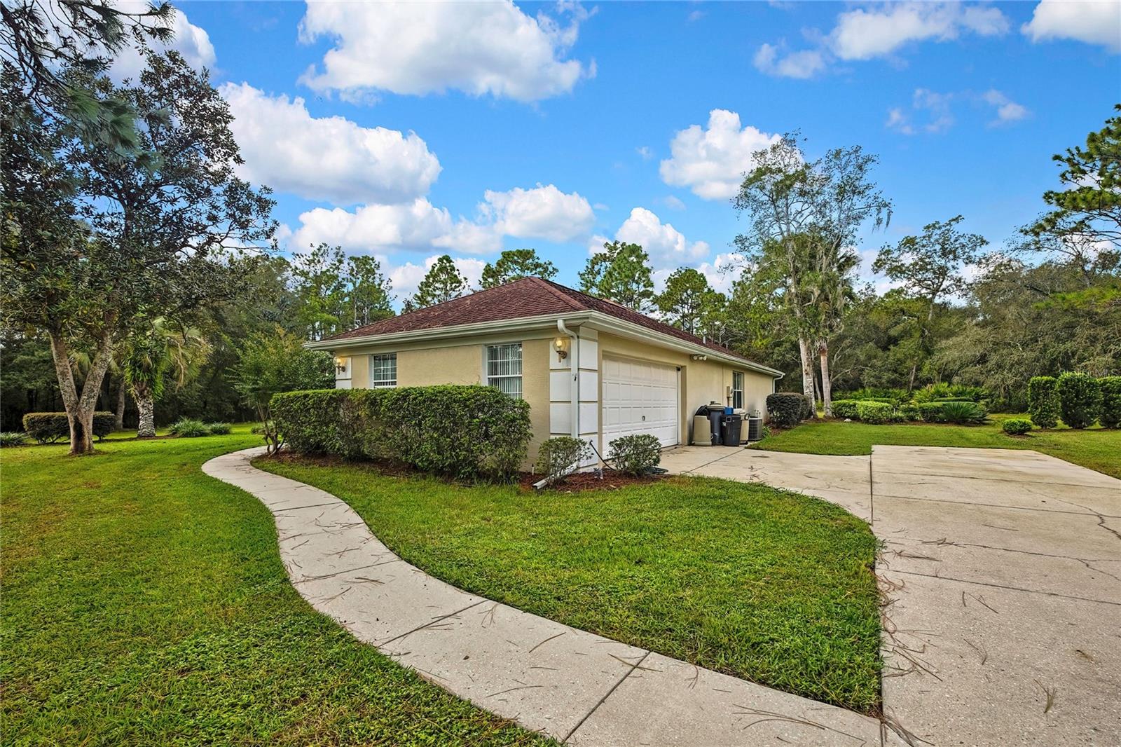 Listing photo id 3 for 3275 Daffodil Drive