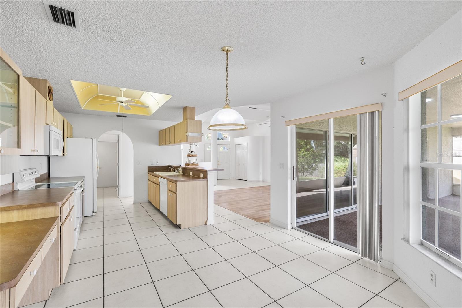 Listing photo id 9 for 22946 Brownwood Court