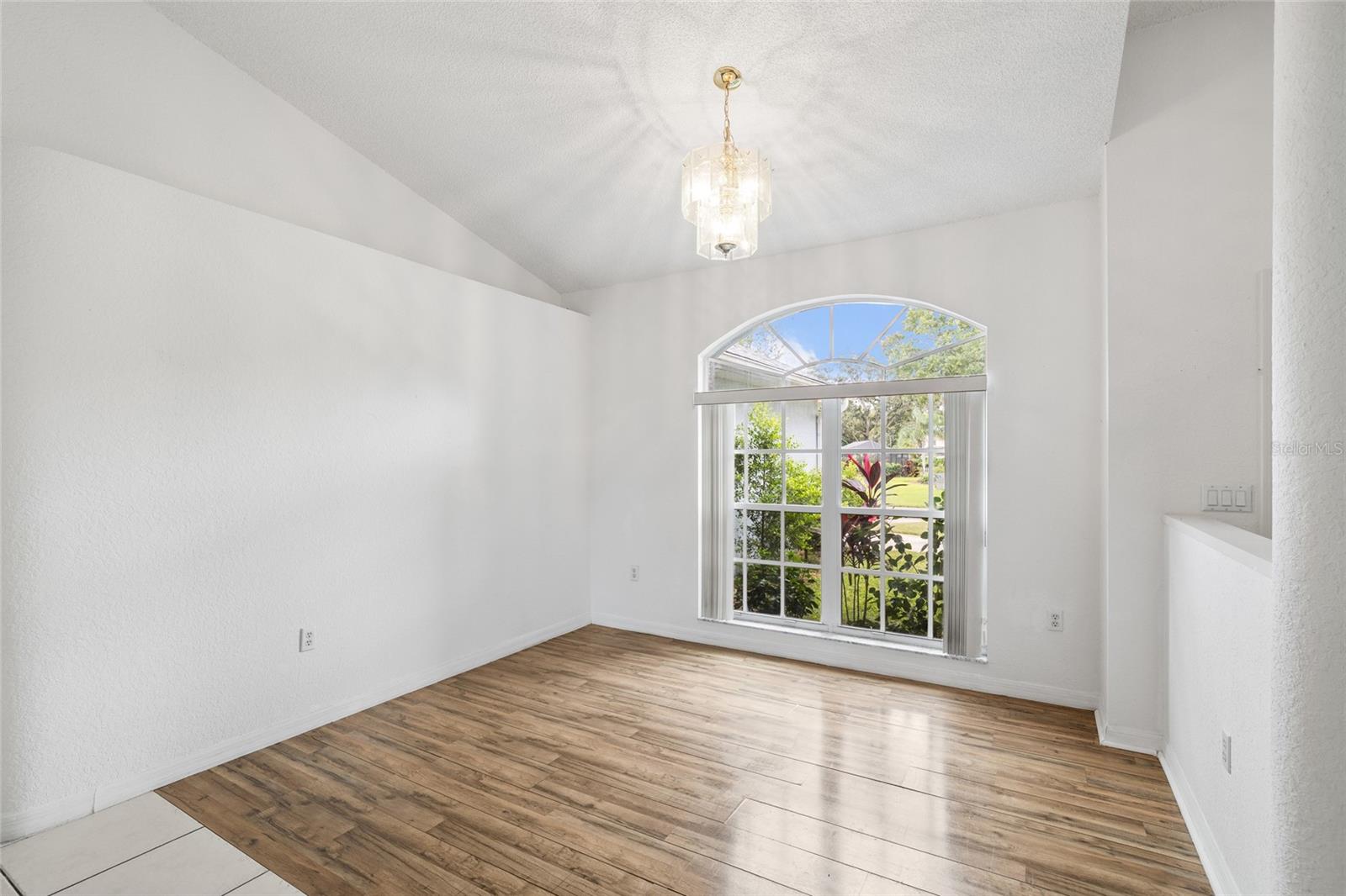 Listing photo id 11 for 22946 Brownwood Court