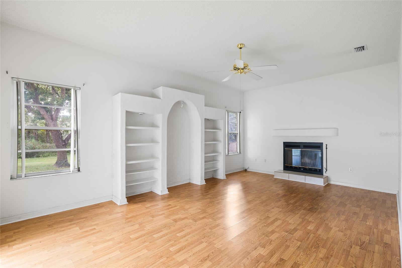 Listing photo id 12 for 22946 Brownwood Court