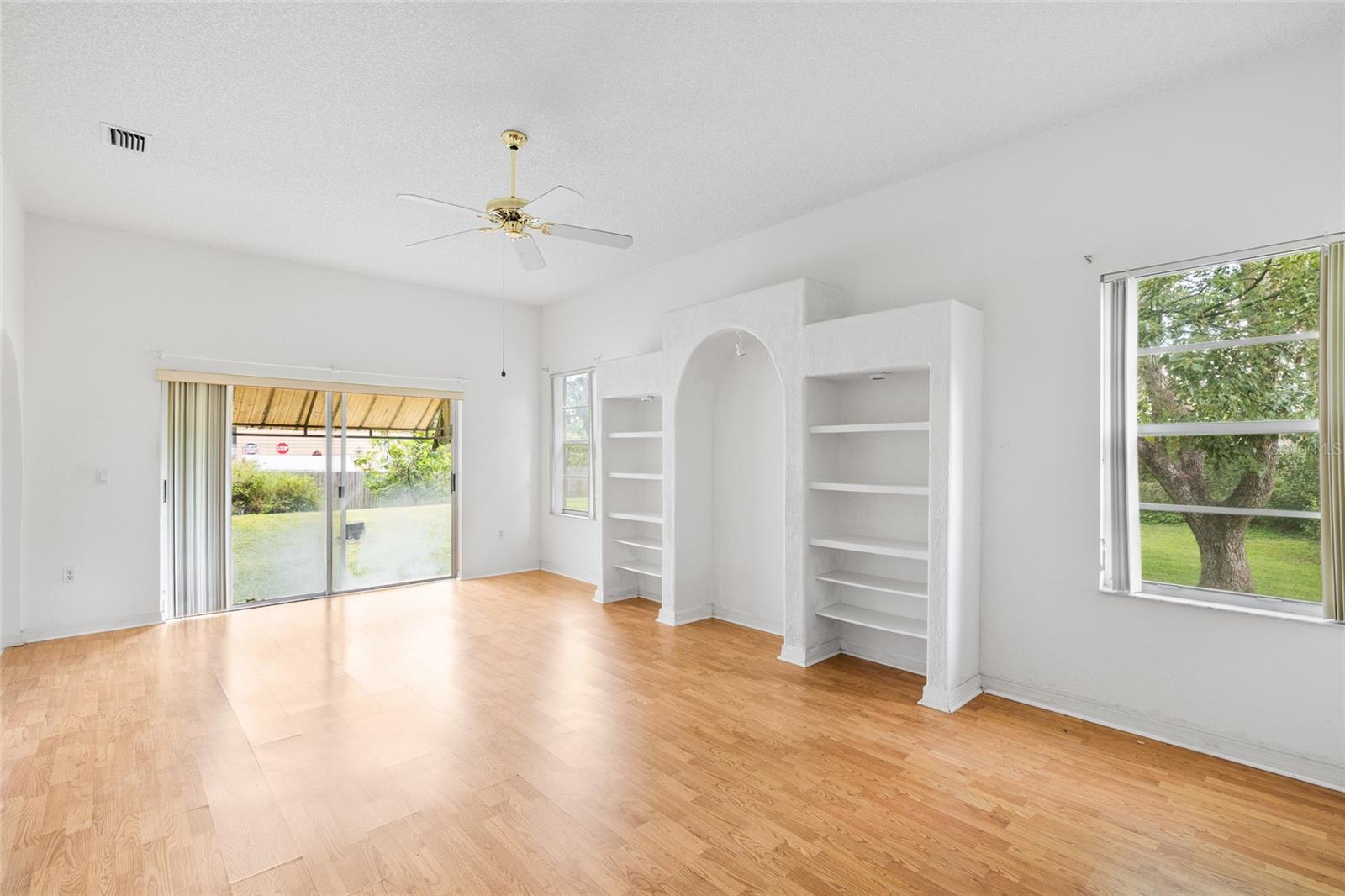 Listing photo id 13 for 22946 Brownwood Court