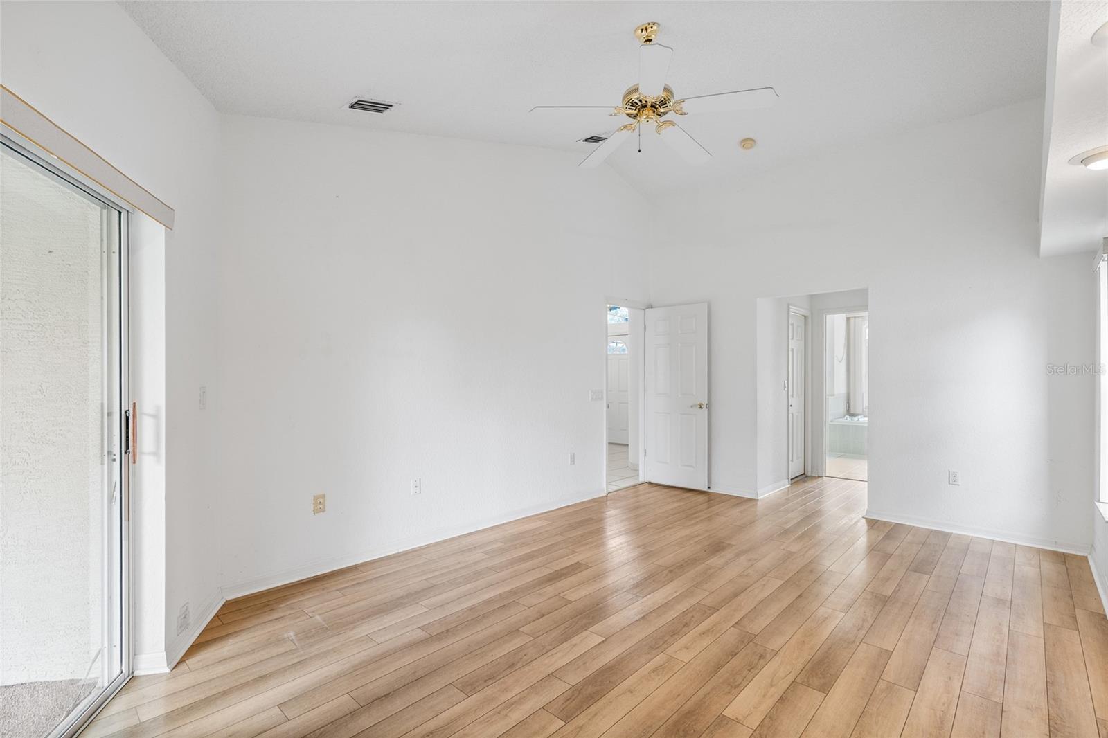 Listing photo id 14 for 22946 Brownwood Court