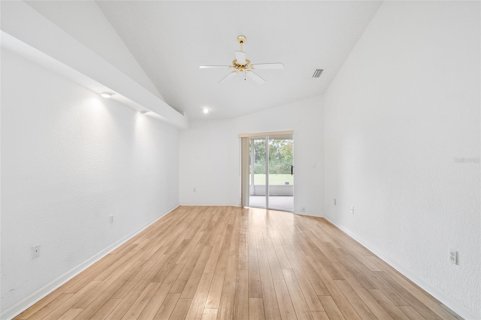 Listing photo id 15 for 22946 Brownwood Court